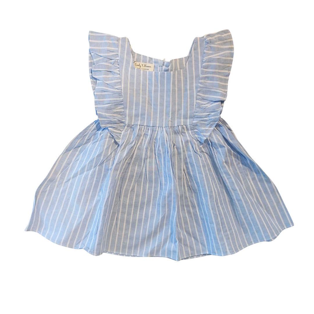 Schönes gestreiftes Sommerkleid mit raffinierten Rüschen in blau