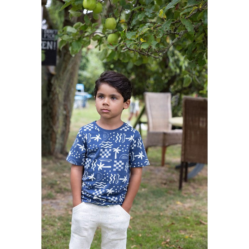 Hochwertiges T-Shirt aus Bio-Baumwolle in dunklem blau mit All-Over-Print in offwhite