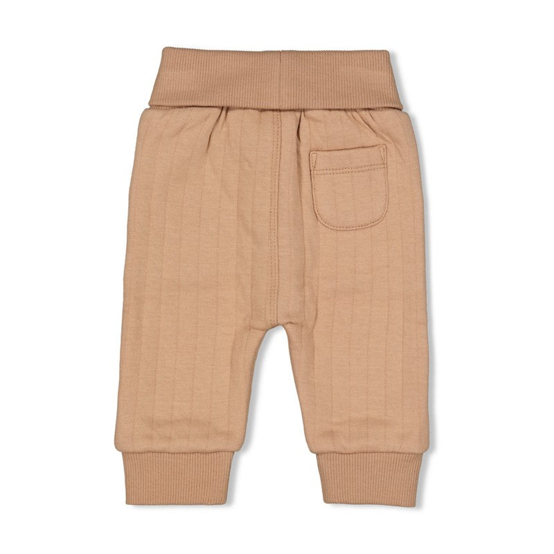 Schöne, bequeme Babyhose in Haselnuss mit weichem Umschlagbund