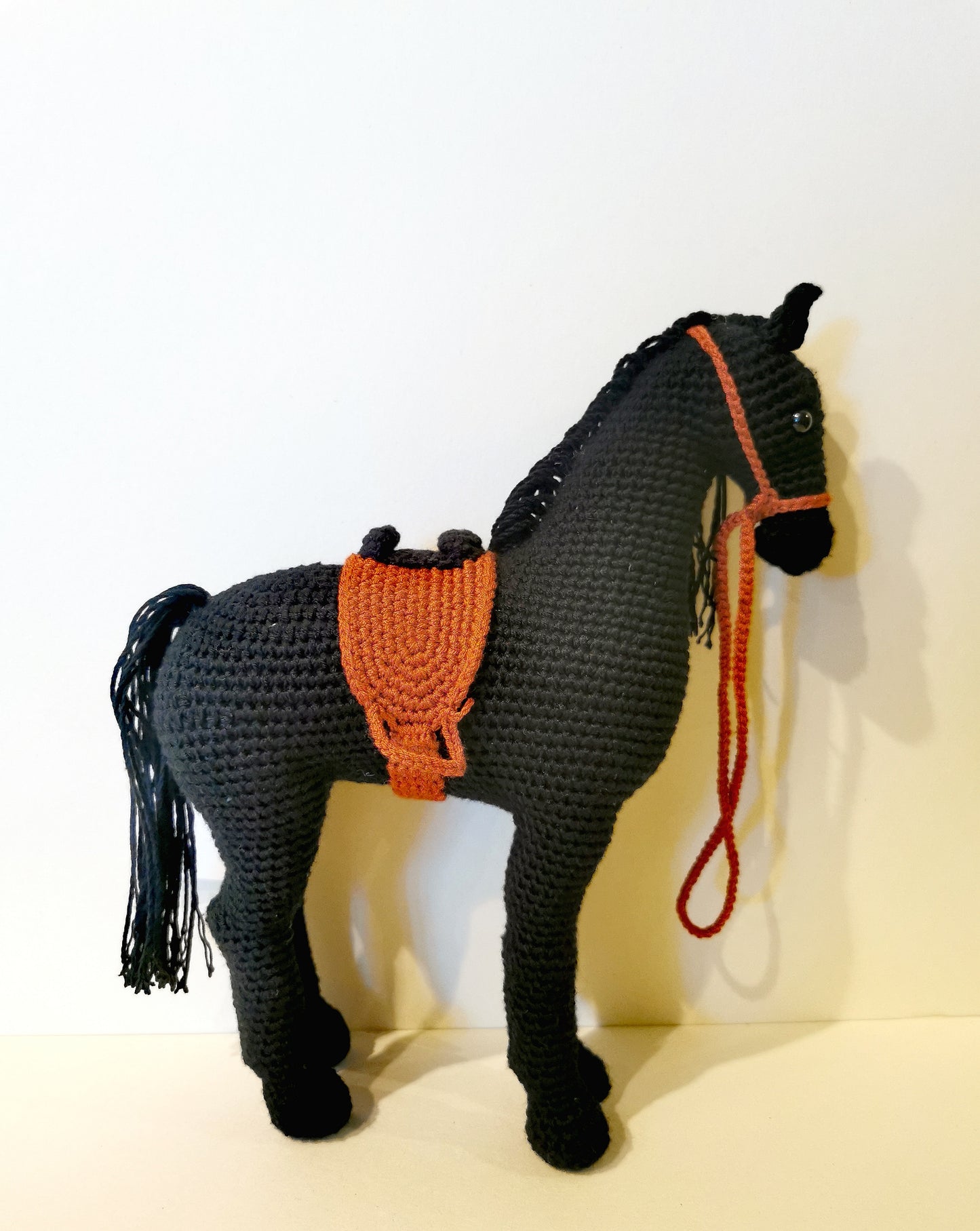Güls Handmade - Gehäkeltes Pferd in weiß, creme, braun, schwarz