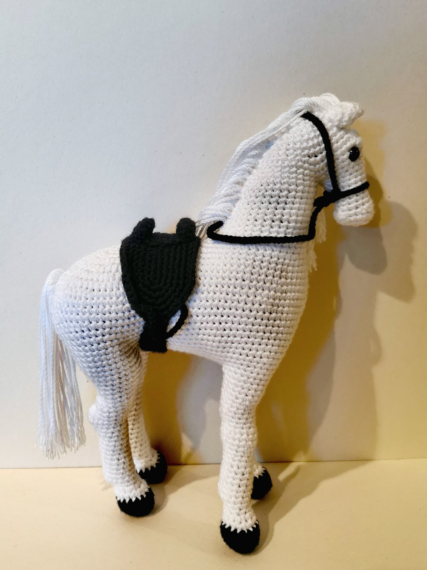 Güls Handmade - Gehäkeltes Pferd in weiß, creme, braun, schwarz