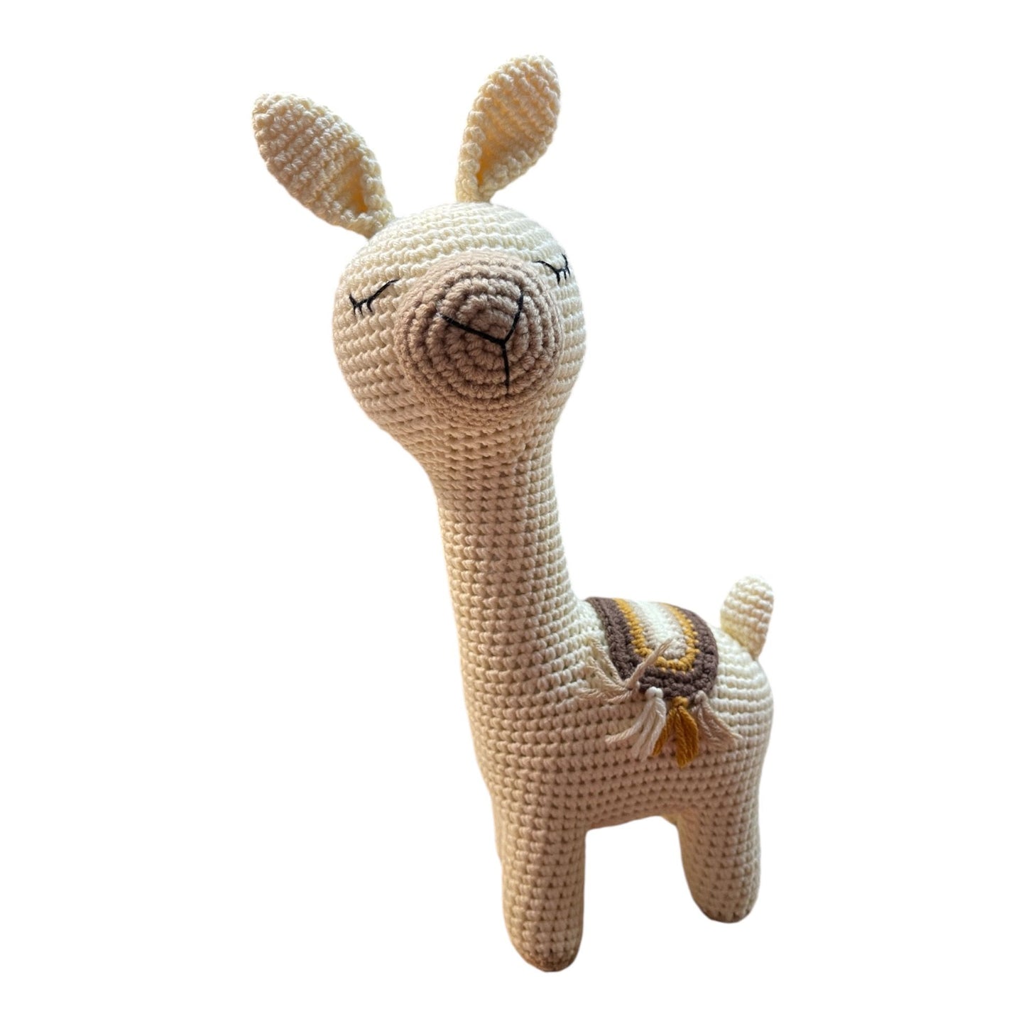 Hochwertig gearbeitetes Lama in creme mit detailreichem Sattel, von Hand gehäkelt