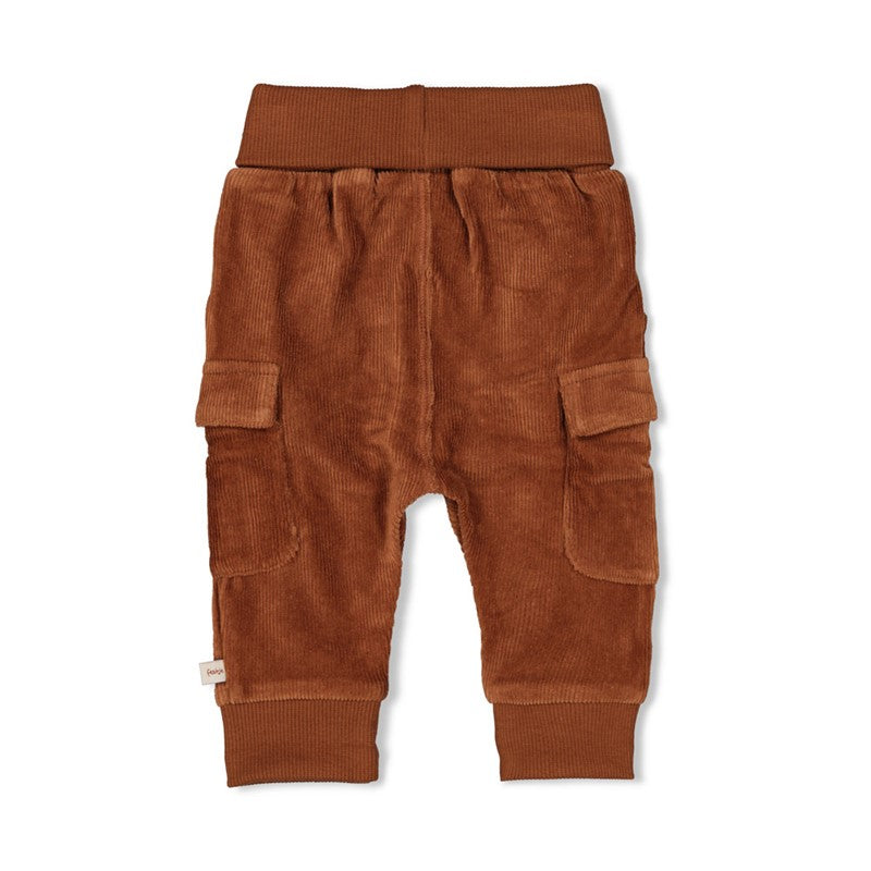 Süße, bequeme Hose in schokobraun mit Eingrifftaschen und applizierten Taschenbund breitem Umschlagbund