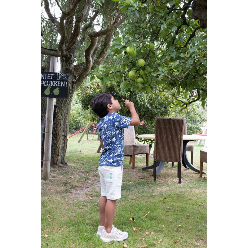 Hochwertiges T-Shirt aus Bio-Baumwolle in dunklem blau mit All-Over-Print in offwhite
