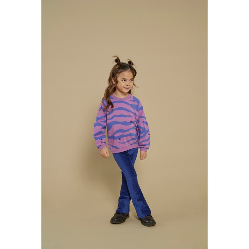 Schöner Sweater in verschiedenen Lila Tönen mit wildem Muster und Sternen