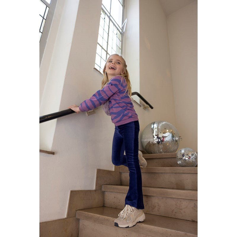 Schöner Sweater in verschiedenen Lila Tönen mit wildem Muster und Sternen