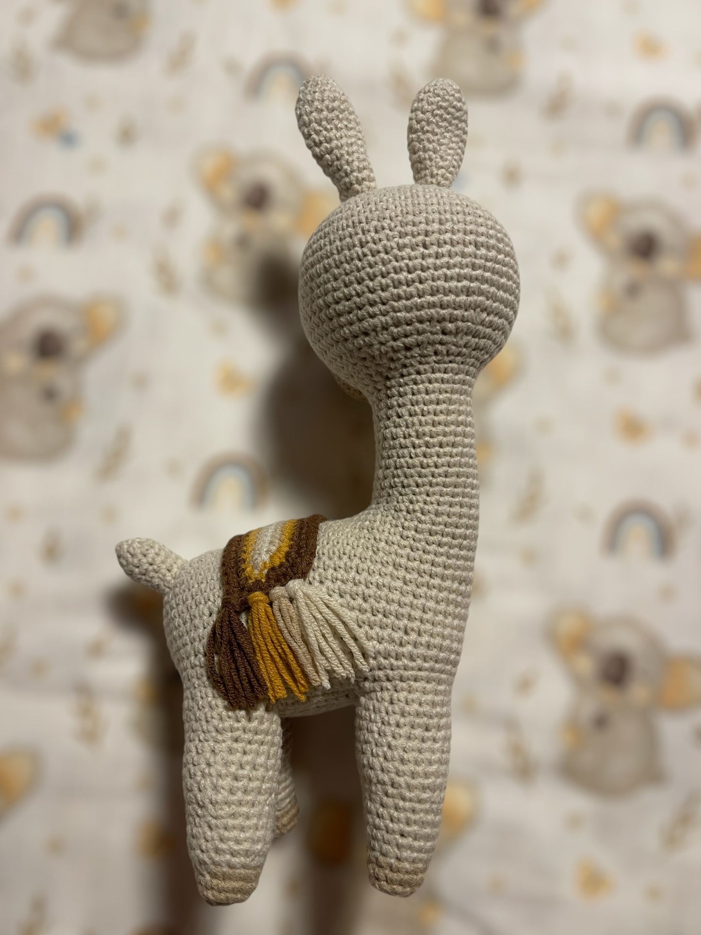 Hochwertig gearbeitetes Lama in creme mit detailreichem Sattel, von Hand gehäkelt