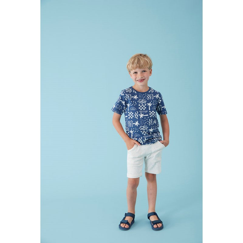 Hochwertiges T-Shirt aus Bio-Baumwolle in dunklem blau mit All-Over-Print in offwhite