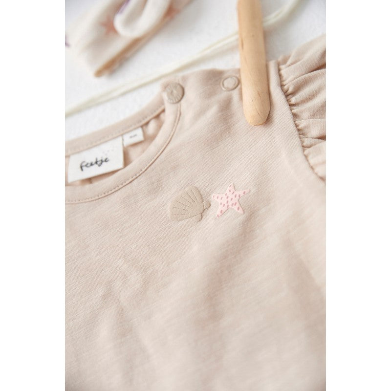 Hochwertiges Mädchen T-Shirt in Sand mit Rüschenärmeln und Seestern- und Muschel-Druck