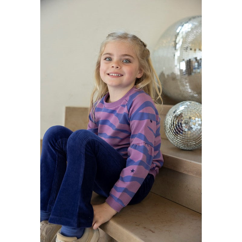 Schöner Sweater in verschiedenen Lila Tönen mit wildem Muster und Sternen