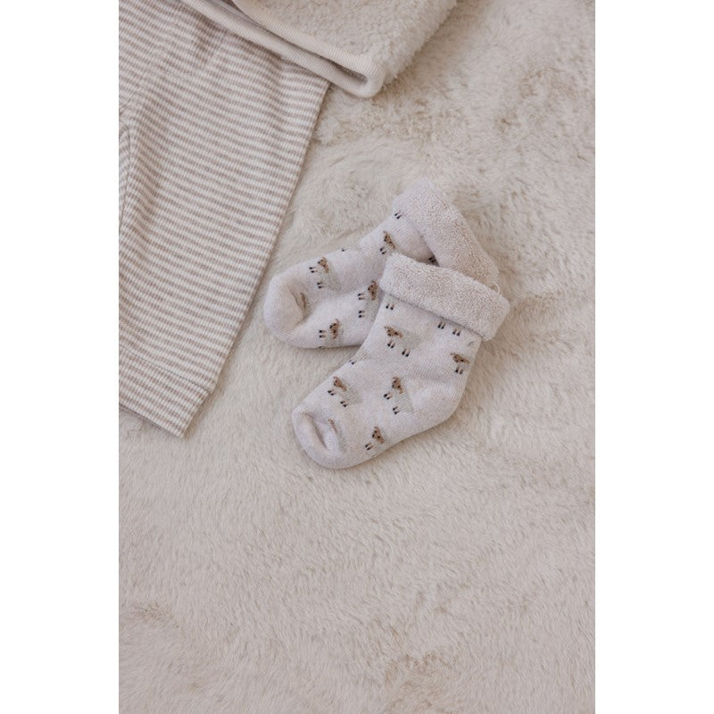 Süße Babysocken in creme mit All-Over-Print mit niedlichen kleinen Schafen und mit kuscheligem Umschlagbund