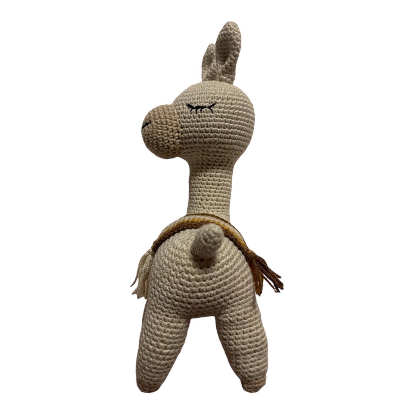 Hochwertig gearbeitetes Lama in creme mit detailreichem Sattel, von Hand gehäkelt