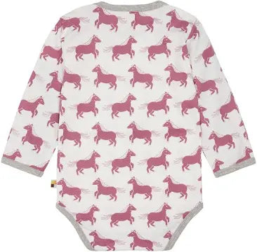 Hochwertiger Body aus Bio-Baumwolle mit praktischem Schlupfkragen mit All Over Print Pferde