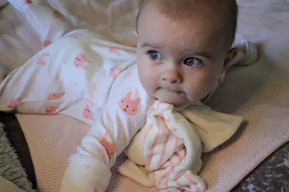 Niedlicher Schlafanzug mit Häschen aus Bio-Baumwolle