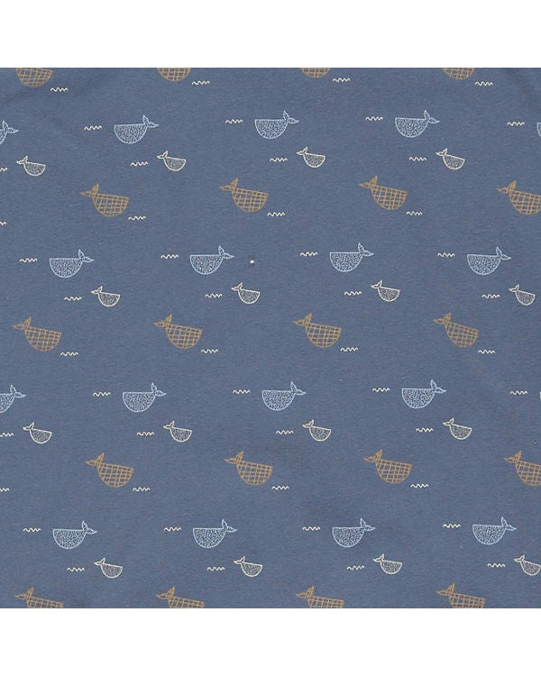 Langarm-Body in schönem blau mit vielen niedlichen Walen darauf, aus Bio-Baumwolle