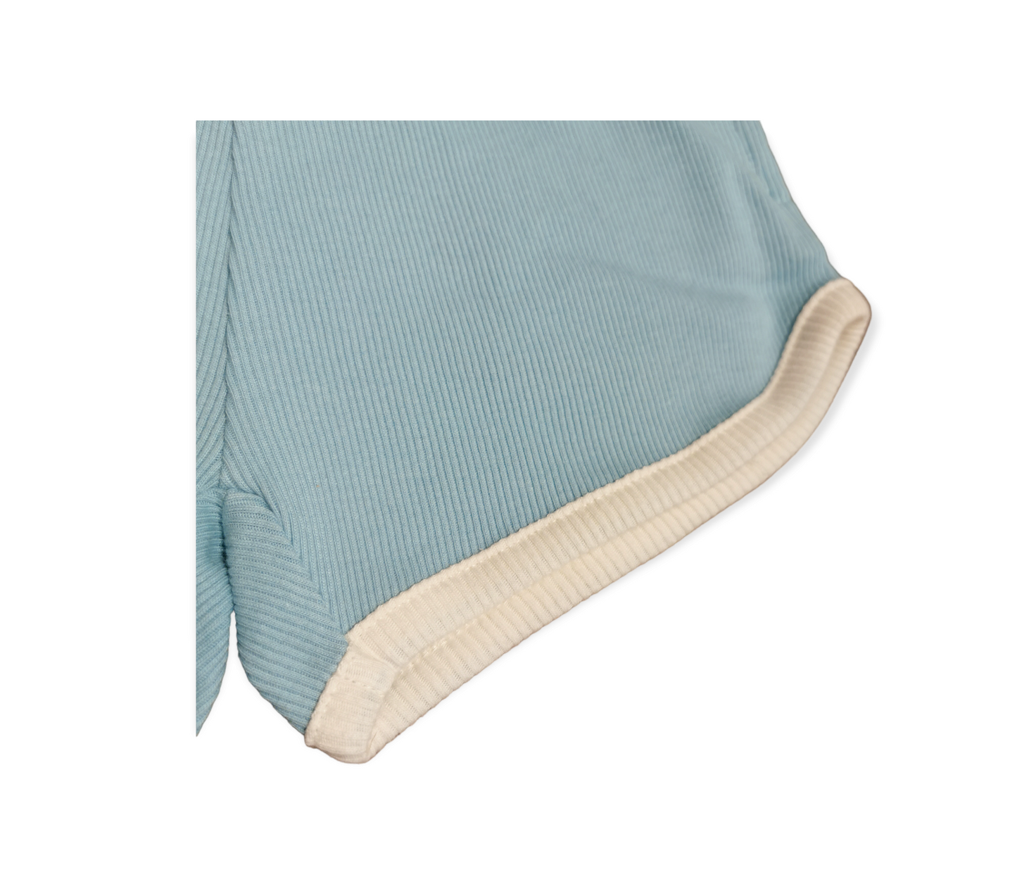 Bequeme und sportliche kurze Hose in hellblau mit weißen Einfassungen und Zugbund, aus Bio-Baumwolle
