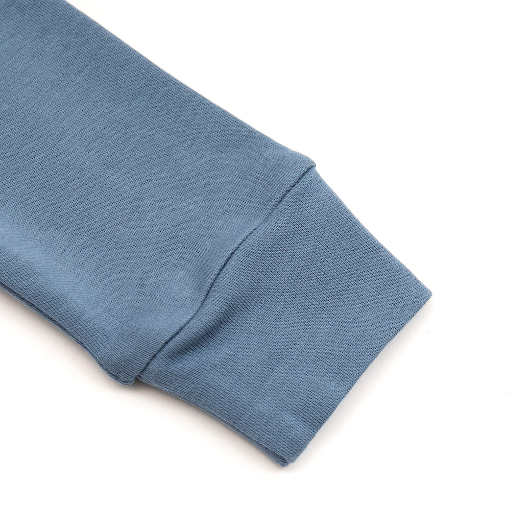 Hochwertiger Langarm-Body aus Bio-Baumwolle mit Schlupfkragen in blau