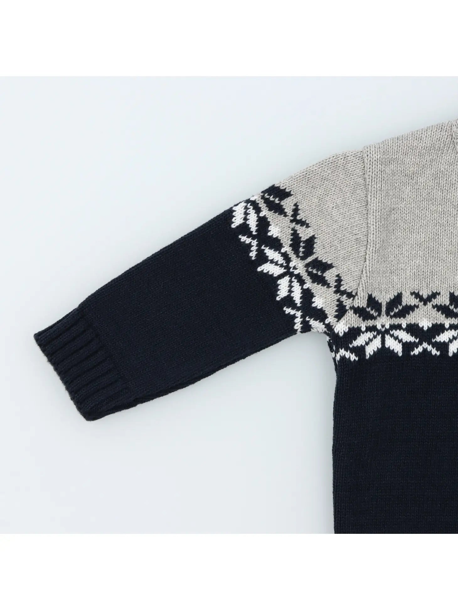 Schöner Winterpulli aus Baumwolle in blau, grau und weiß