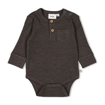 Hochwertiger gerippter Langarm-Body in grau, mit aufgesetzter Brusttasche und Knöpfen 