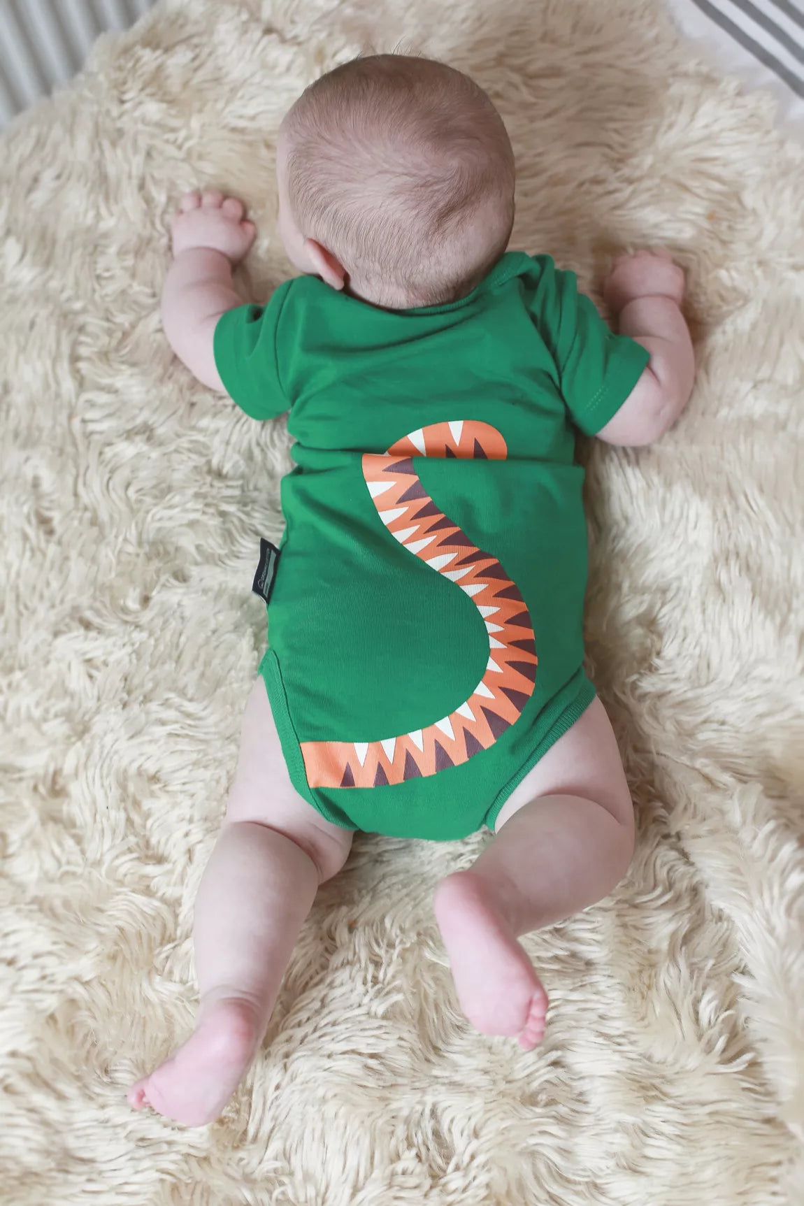 Kurzärmliger Body aus Bio-Baumwolle, vorne und hinten bedruckt, in grün mit Tiger