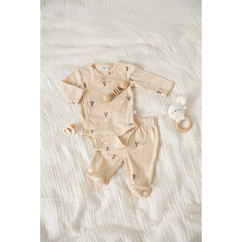 Süße Baby-Hose mit Fuß in Creme mit All-Over-Print Störche im Set mit Body