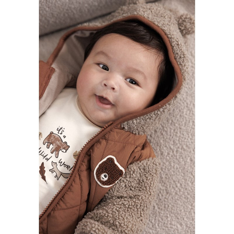 Süße Plüschjacke mit Kapuze und Teddy-Ohren ind Braun mit Teddybären Applikation auf der Brust