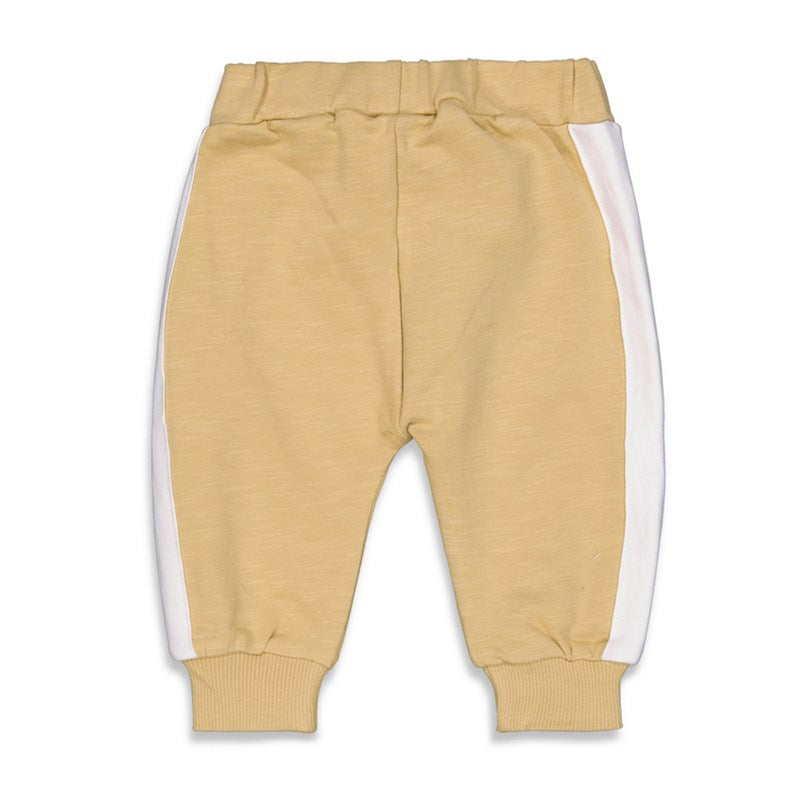 Die bequeme und lässige Jogginghose von Feetje in Sand besteht aus Bio-Baumwolle und kann mit dem Kordelzug perfekt angepasst werden