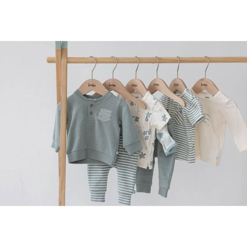 Schöner Sweater in meeresgrün aus Bio-Baumwolle mit zwei Knöpfen 