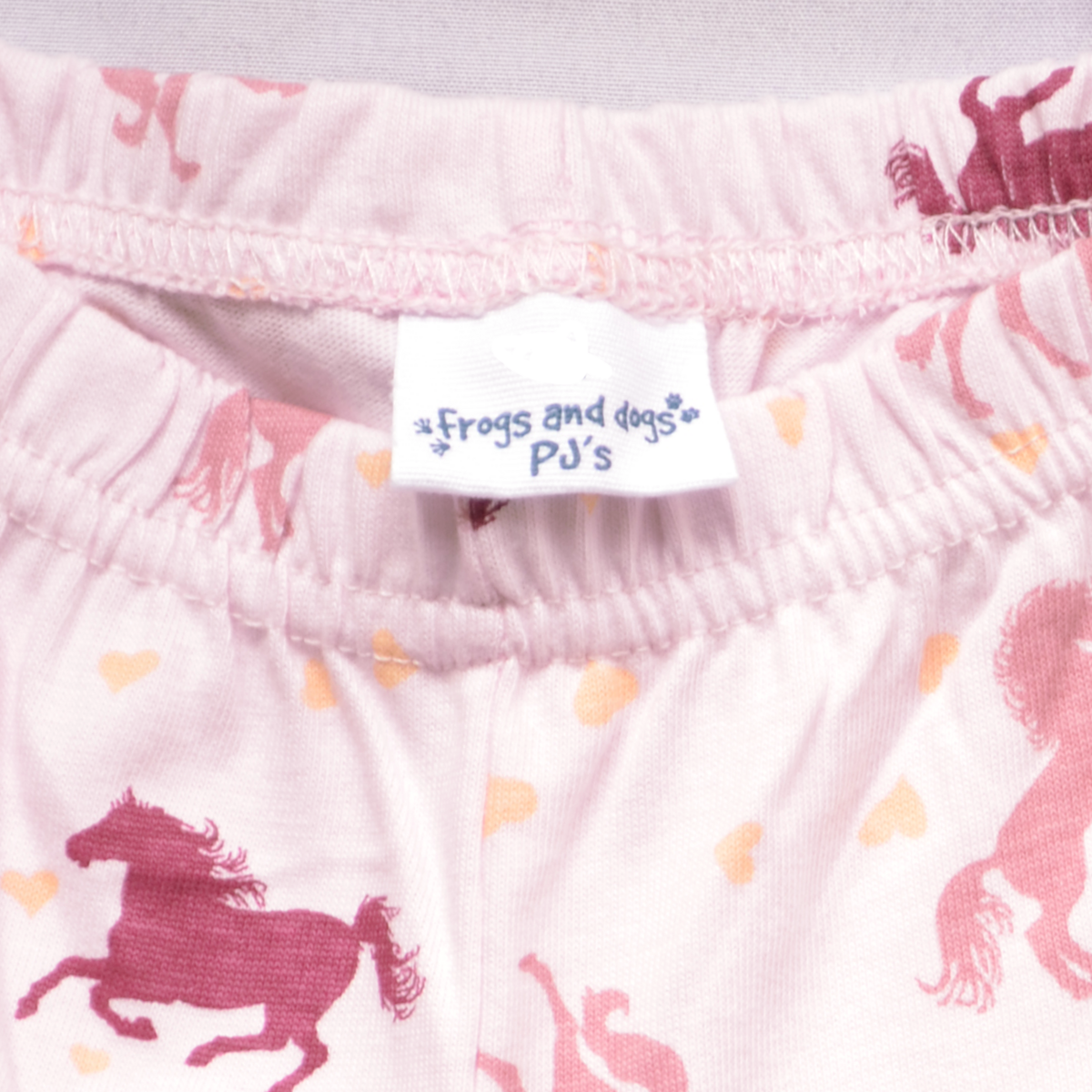 Schöner Mädchen Schlafanzug in rosa mit Pferden