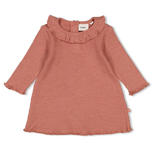 Schönes Ripp-Kleid in berry mit Rüschenkragen