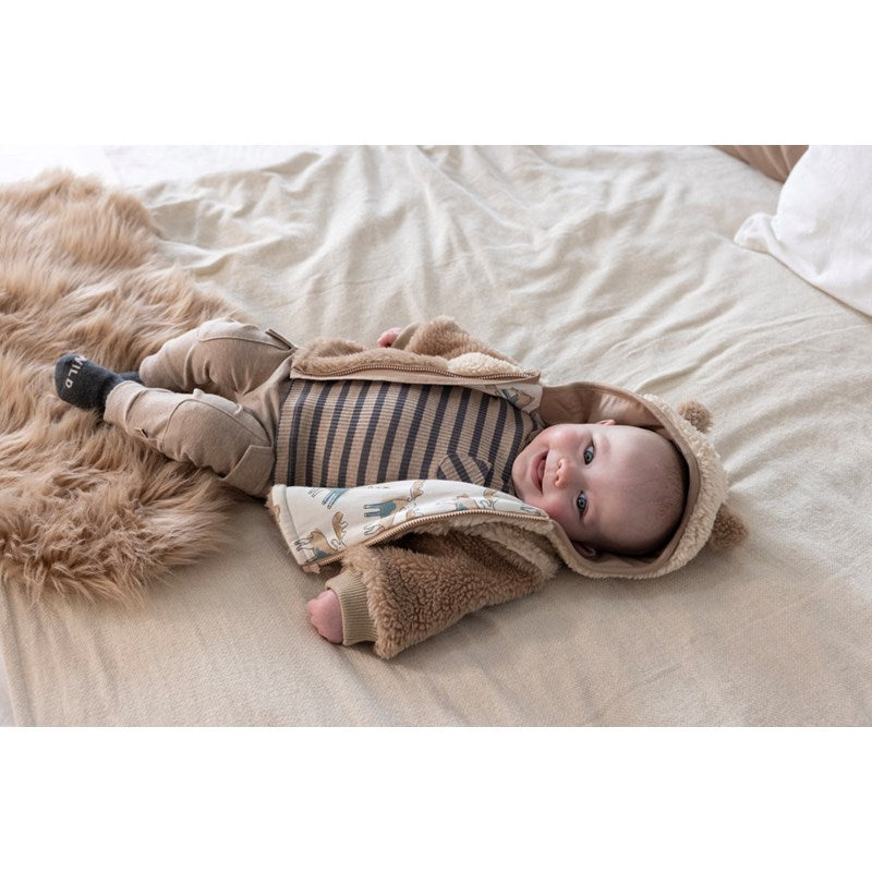 Süßes Ringel-Shirt aus Bio-Baumwolle mit Brusttasche in Taupe Melange mit Feetje Teddyjacke