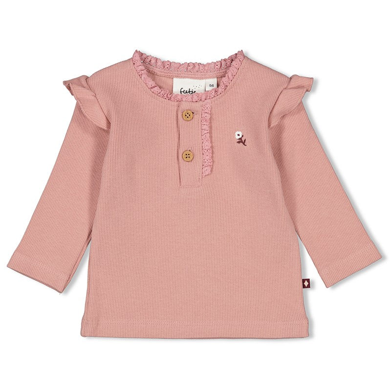 Verspieltes Rippshirt mit Rüschen und gehäkeltem Kragen in schönem Rosa
