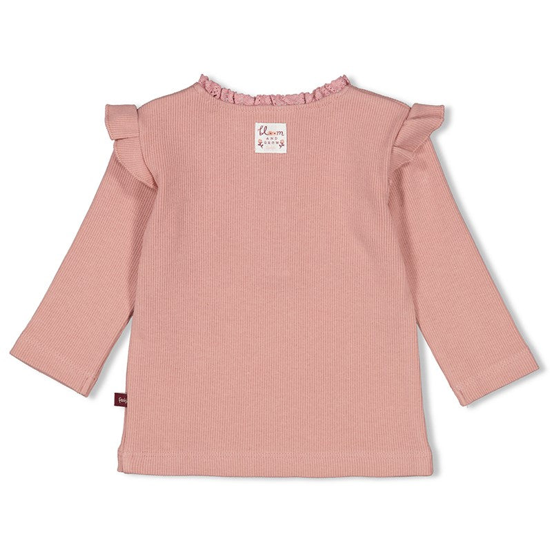 Verspieltes Rippshirt mit Rüschen und gehäkeltem Kragen in schönem Rosa
