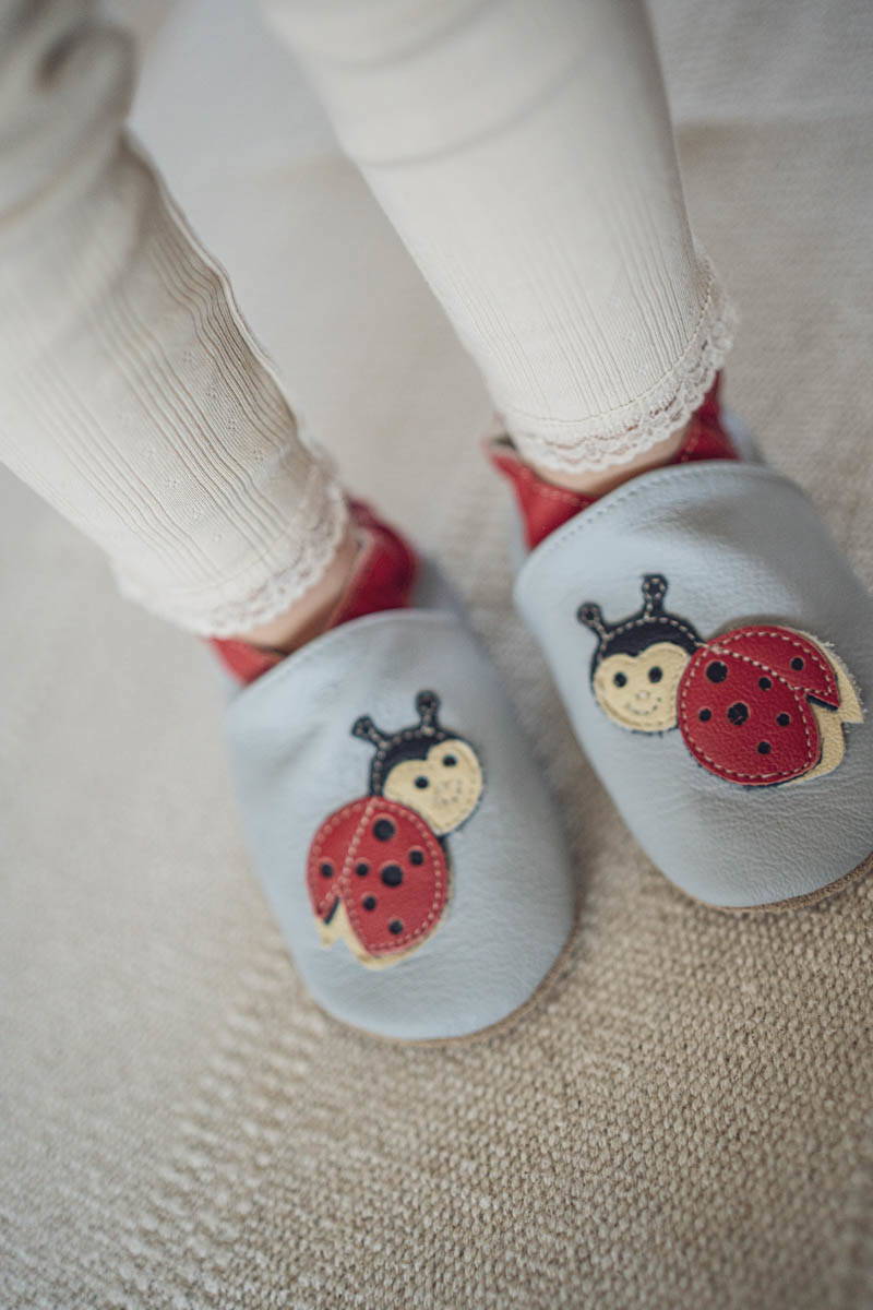 Hochwertige Krabbelschuhe aus Leder mit Marienkäfer in grau 
