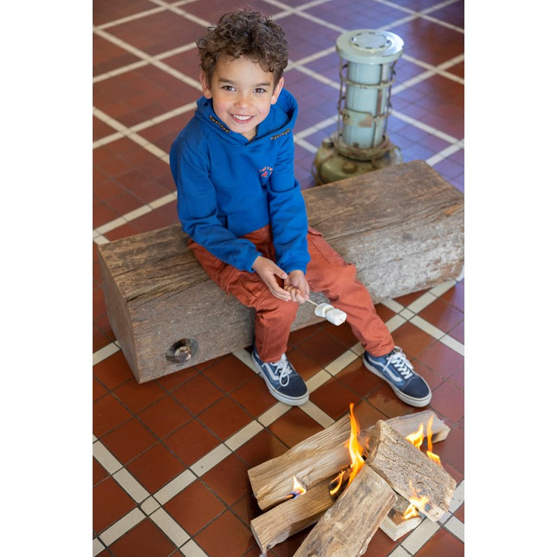 Modischer Hoodie mit Kapuze in kräftigem Blau mit orangen Schriftzügen und hochwerig gearbeiteten Bündchen