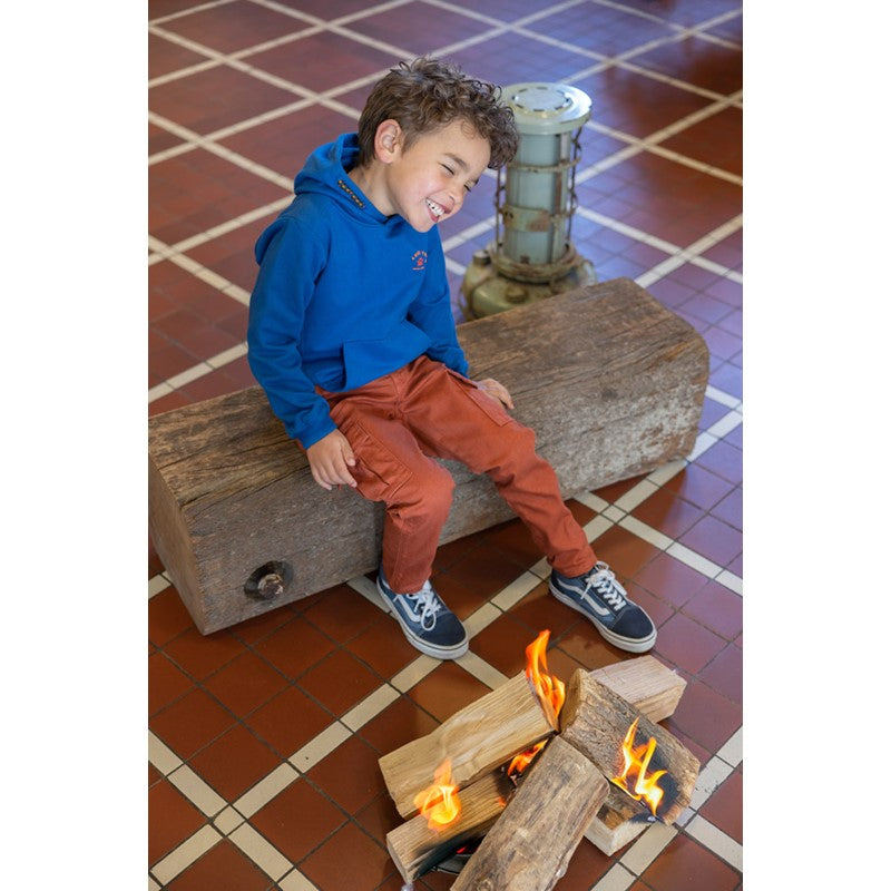 Modischer Hoodie mit Kapuze in kräftigem Blau mit orangen Schriftzügen und hochwerig gearbeiteten Bündchen