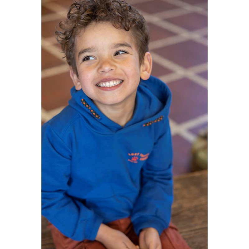 Modischer Hoodie mit Kapuze in kräftigem Blau mit orangen Schriftzügen und hochwerig gearbeiteten Bündchen