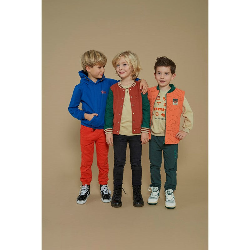 Modischer Hoodie mit Kapuze in kräftigem Blau mit orangen Schriftzügen und hochwerig gearbeiteten Bündchen