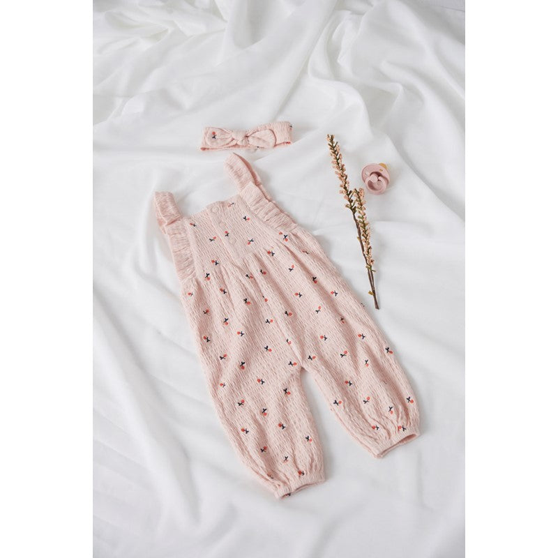 Entzückender Jumpsuit aus leichtem Stoffbin rosa mit Kirschen All Over Print und Rüschenträger 
