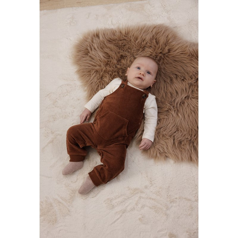 Niedliche Latzhose in schokobraun mit Bauchtasche und überkreutzten Trägern 