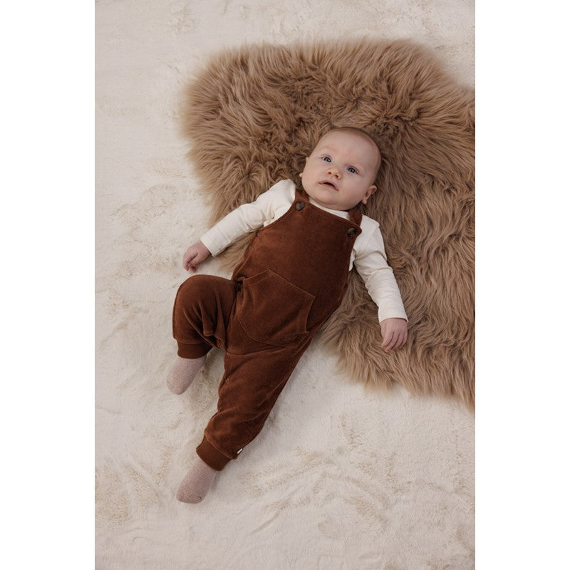 Niedliche Latzhose in schokobraun mit Bauchtasche und überkreutzten Trägern 