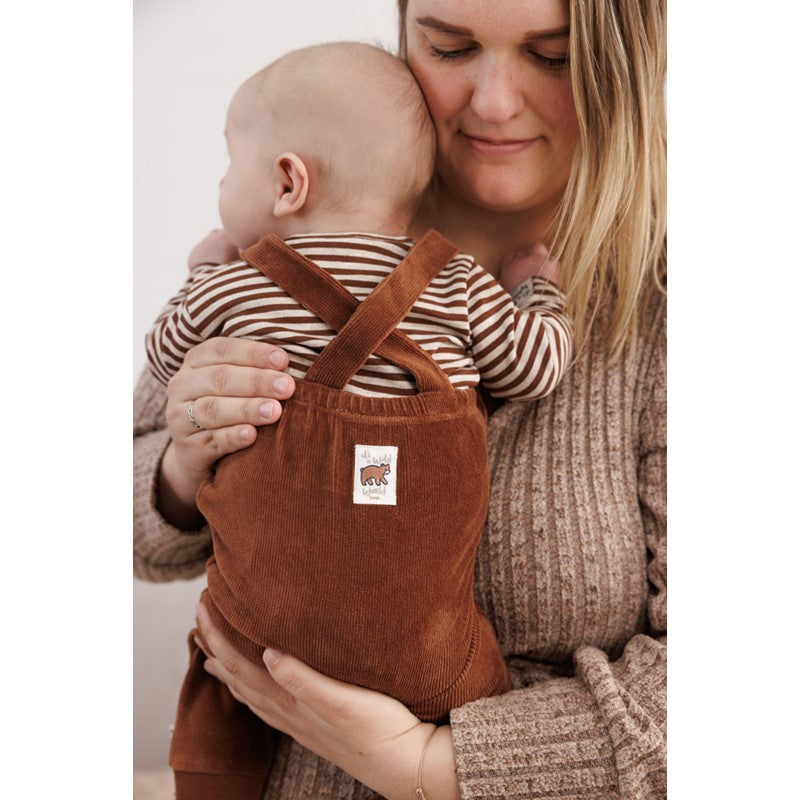 Niedliche Latzhose in schokobraun mit Bauchtasche und überkreutzten Trägern 