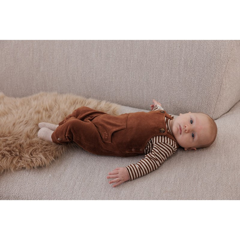 Niedliche Latzhose in schokobraun mit Bauchtasche und überkreutzten Trägern 