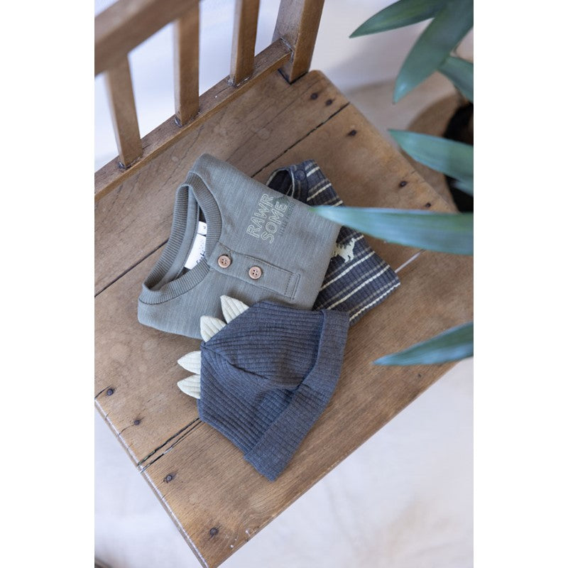 Süße Mütze in Anthrazit Melange mit Dino-Zacken, gerippter Stoff