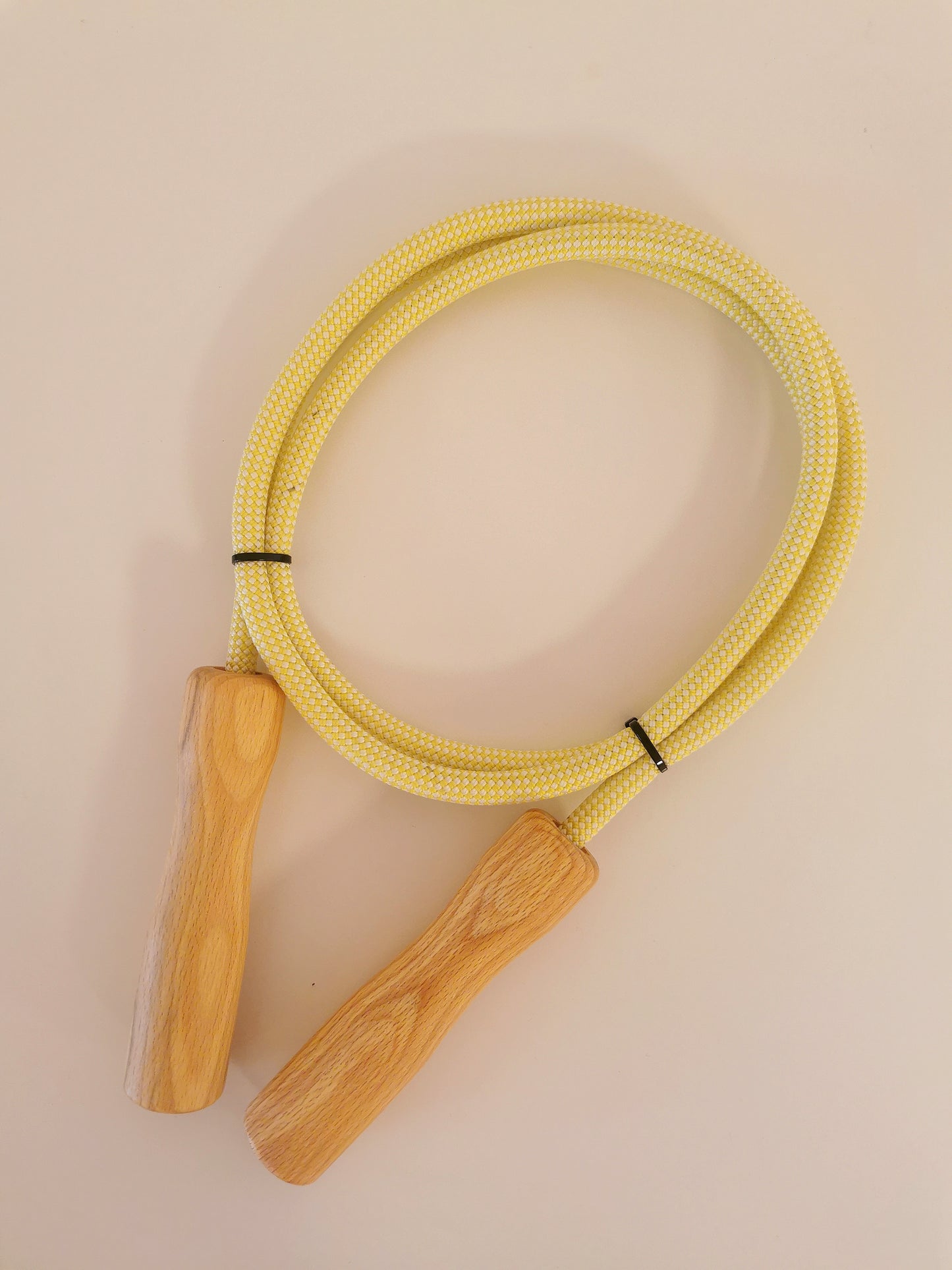 Robustes und hochwertiges Springseil mit Kugelgelenk und Buchengriffen