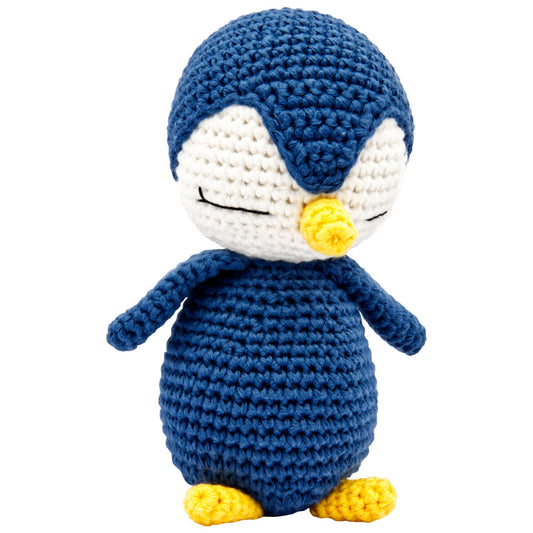 Der niedliche von Hand gehäkelte Pinguin wird deinem Kind ein treuer Begleiter sein
