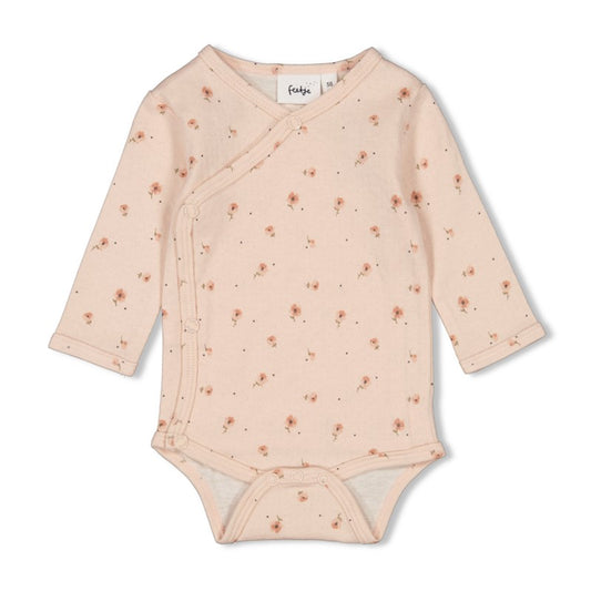 Niedlicher Wickelbody in zartem rosa mit Blumendruck und praktischen Druckknöpfen 