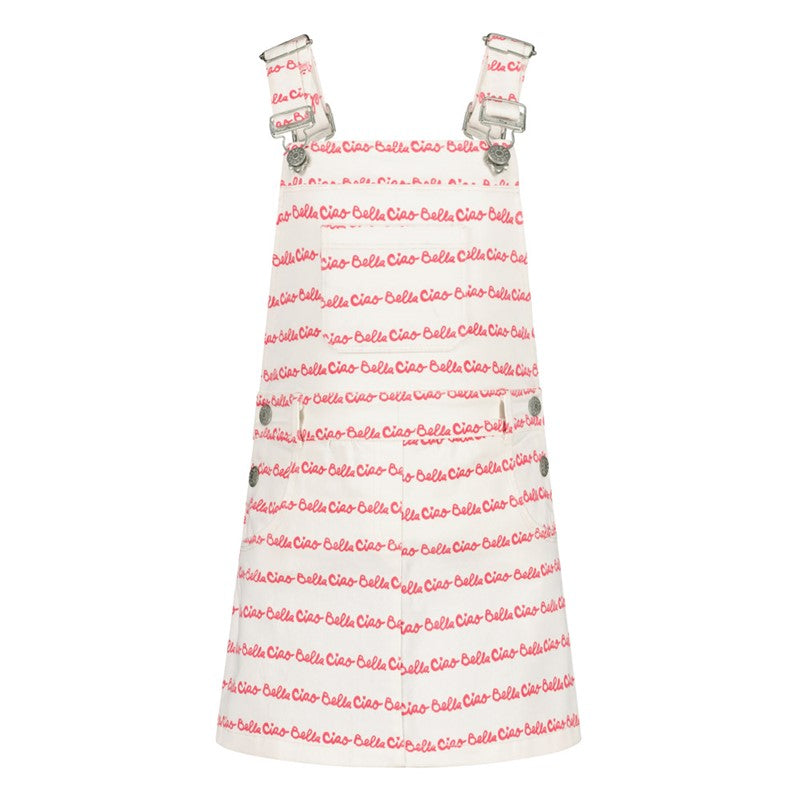 Flottes Salopette-Kleid in weiß mit rotem All Over Druck Ciao Bella. Die verstellbaren Träger sind individuell anpassbar.