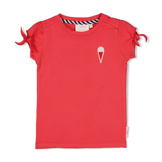 Sommerliches T-Shirt in Rot mit schönem Eis-Print auf der Rückseite, aufgenähter Eistüte vorne und geknoteten Ärmeln aus Bio-Baumwolle