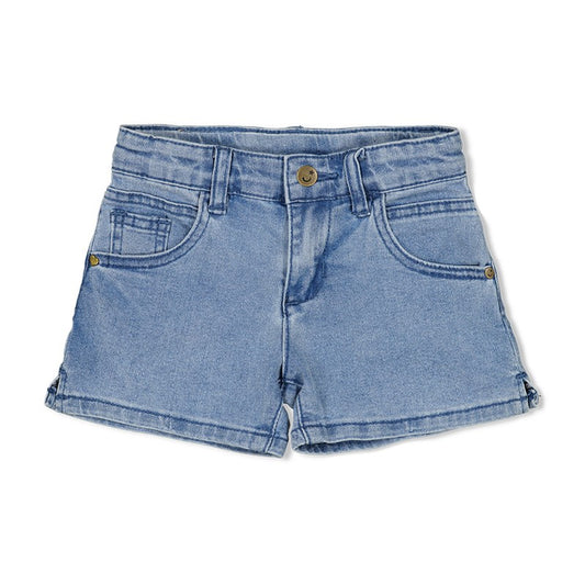 Lässige Shorts für Mädchen in denim blau mit Taschen, Reißverschluss und Knopf sowie verstellbarem Gummibund innen. 